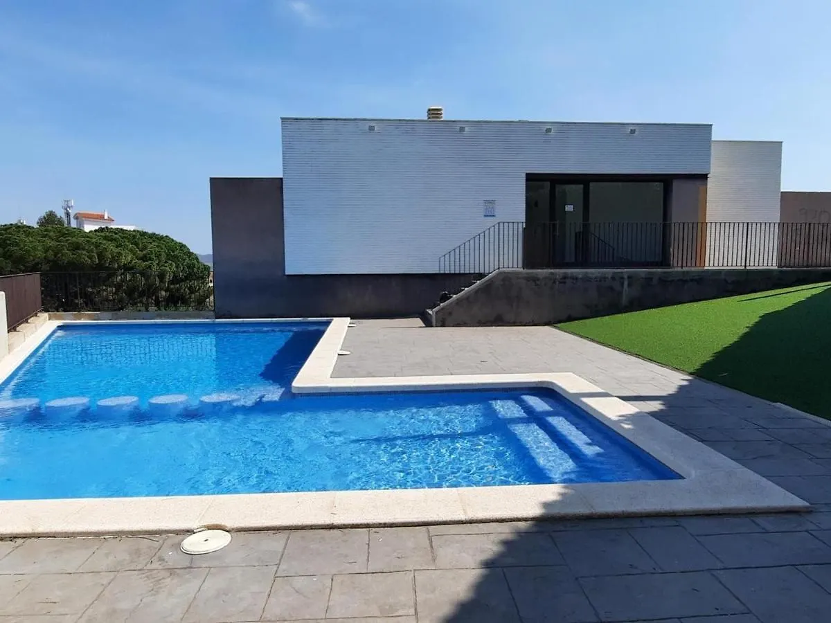 Encantador Apartamento Con Terraza En Llanca - Es-170-74 0*,